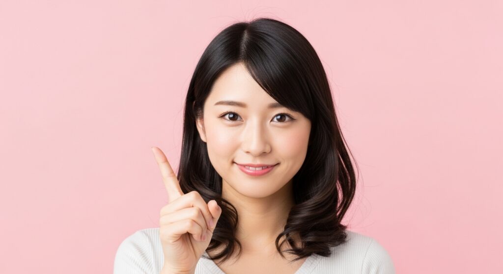 一点を指し示す笑顔の女性