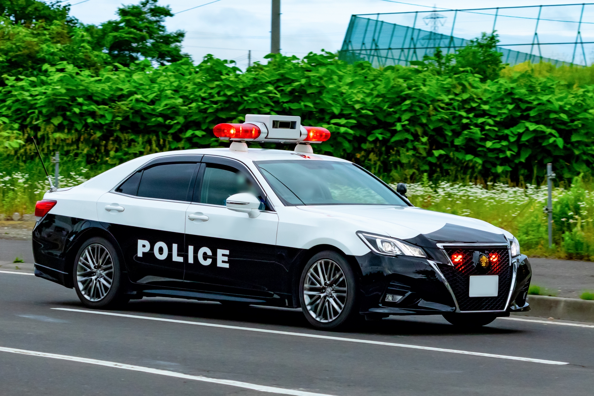 走行中の白いパトカー