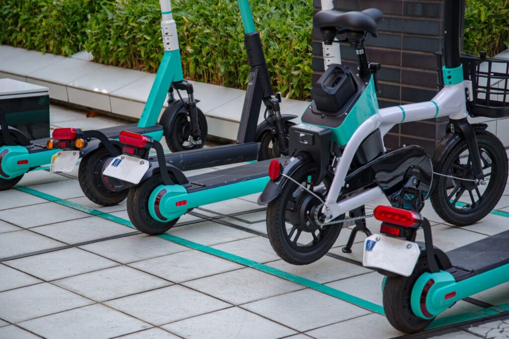 並んで駐車された電動キックボード