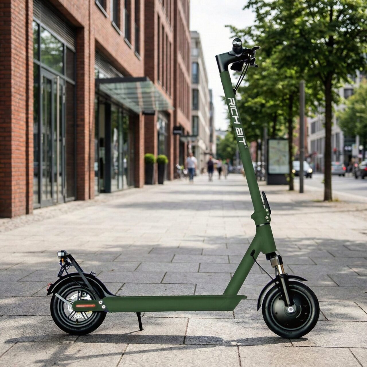 都会の歩道に停められたカーキ色の電動キックボード「RICHBIT ES1 Pro（リッチビット ES1 プロ）」