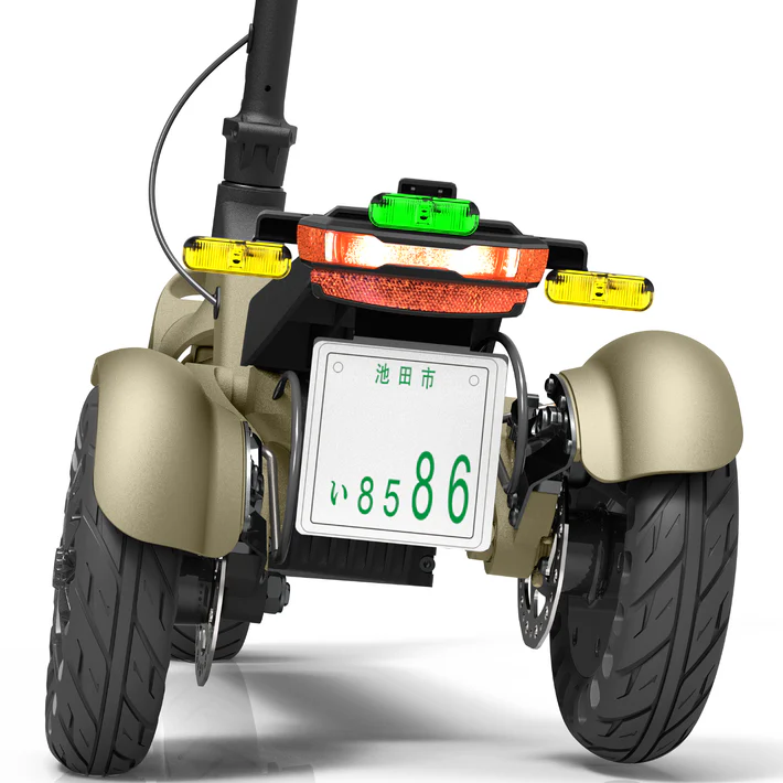 後ろから見たベージュ色の電動トライク