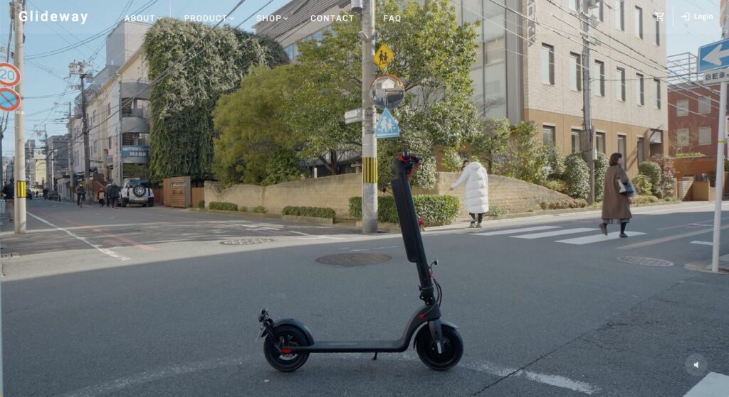 道路に立つ黒色の電動キックスケーター