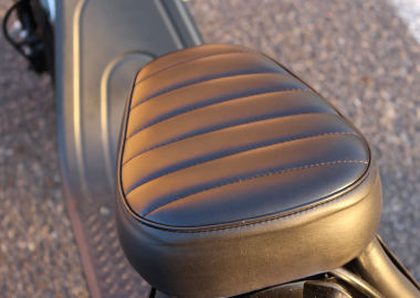 バイクの黒い革製シート