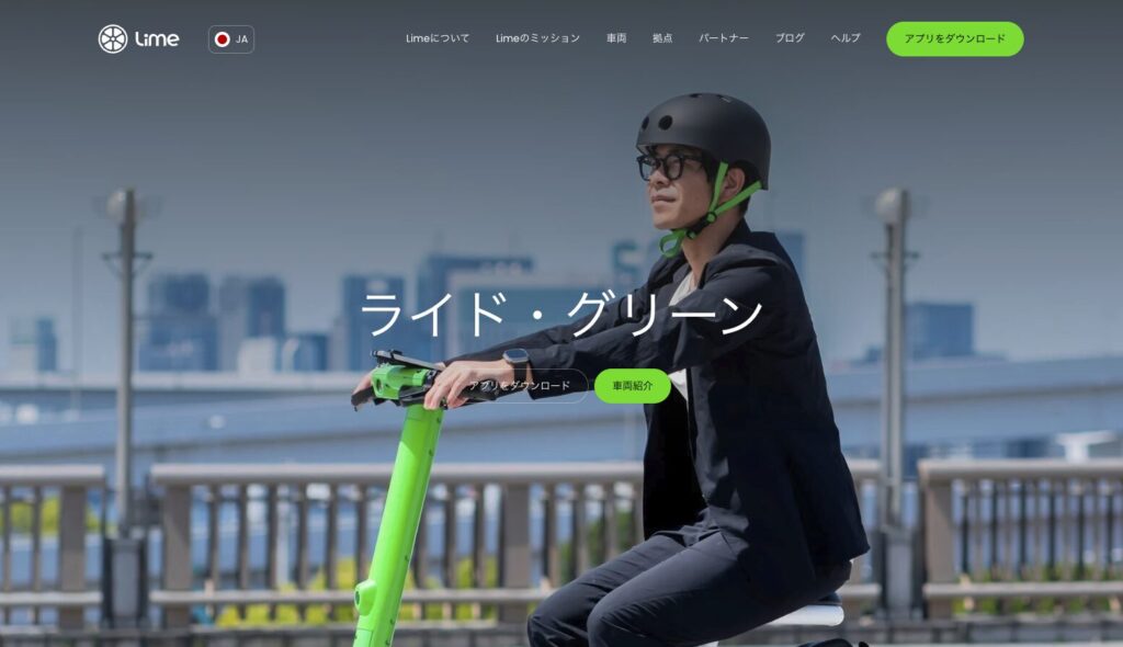 ヘルメットをかぶった男性が電動キックボードに乗っている様子