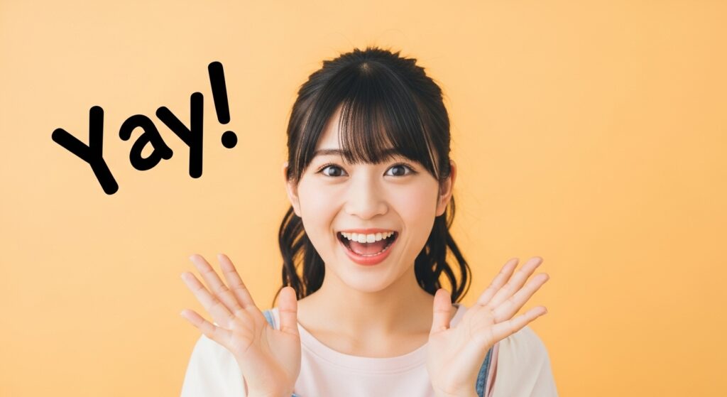 喜んで両手を上げる笑顔の女性