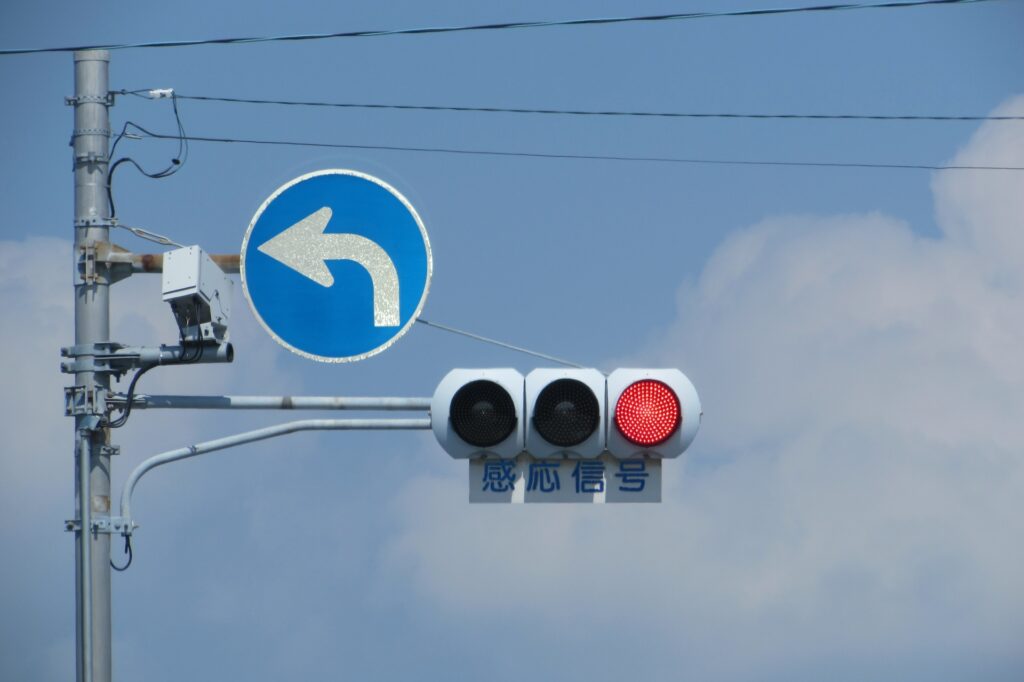 左折専用の道路標識と赤信号