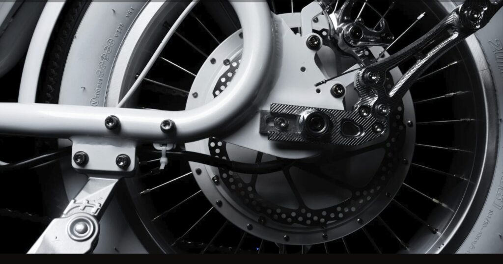 白い自転車の後輪部分のクローズアップ