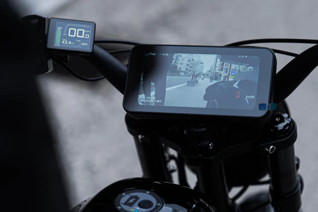 バイクのハンドルに取り付けられたディスプレイ
