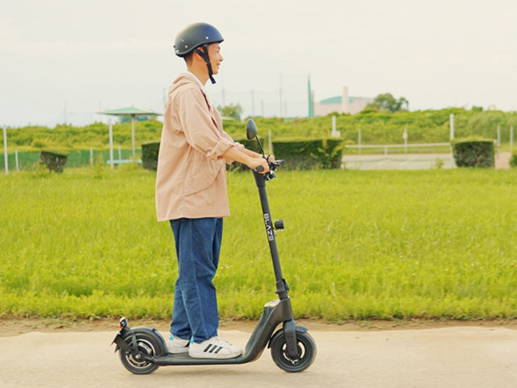 電動キックボードに乗る男性