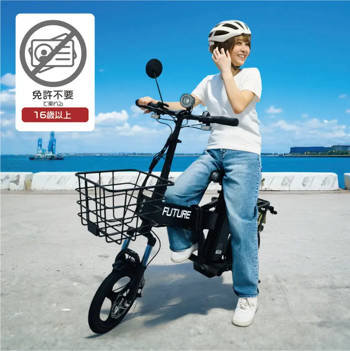 ヘルメットをかぶった女性が電動自転車に乗って海を背景に微笑んでいる