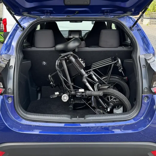 車のトランクに積まれた折り畳み自転車