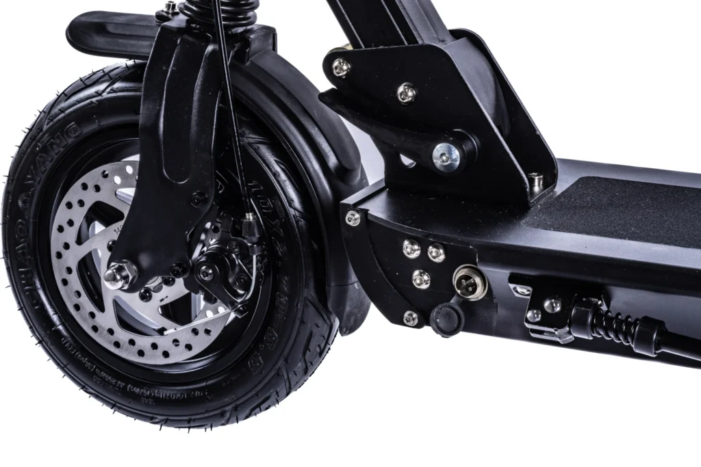 黒い電動キックスケーターの前輪部分