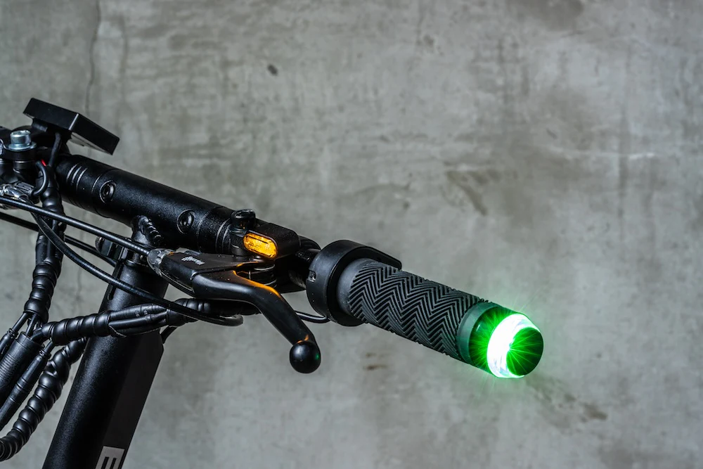電動キックスケーターの緑色に光るハンドル部分