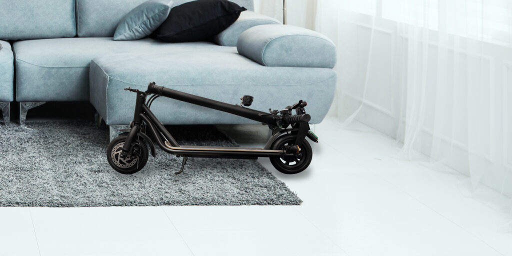 折りたたみ式電動キックボードが部屋に置いてある様子