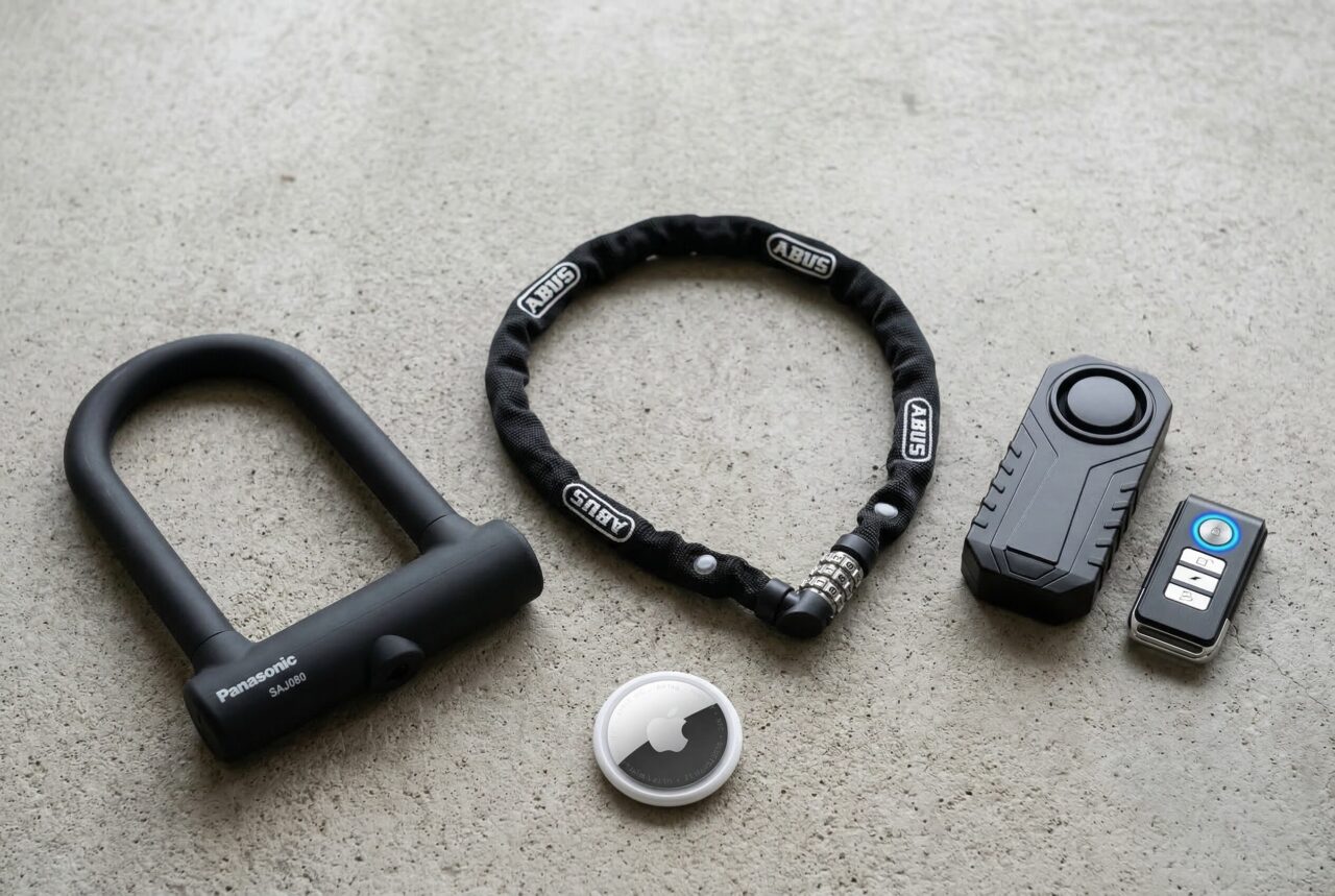 U字ロック、ABUSのチェーンロック、防犯アラーム、AirTagなど、電動キックボードの盗難を防ぐ主要なセキュリティグッズのまとめ。