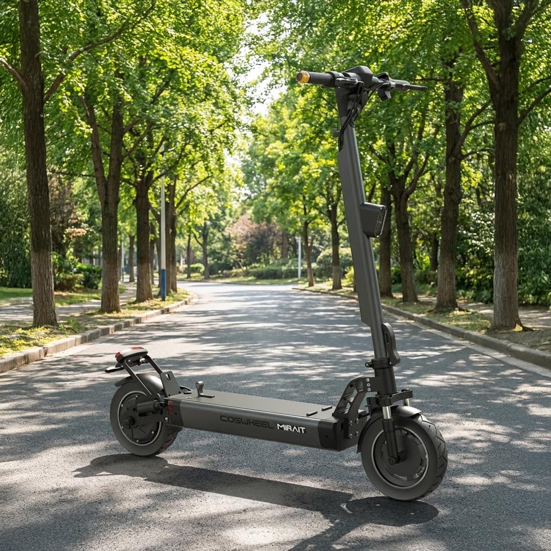 緑豊かな並木道に立つ電動キックスケーター