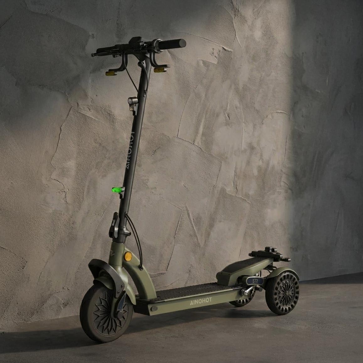 三輪の電動キックスケーター