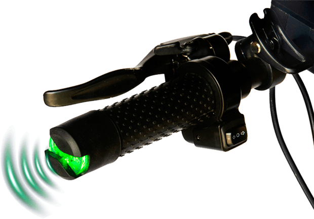 電動キックボードのハンドル端に装着された、緑色に点滅するLEDウィンカーライトのクローズアップ