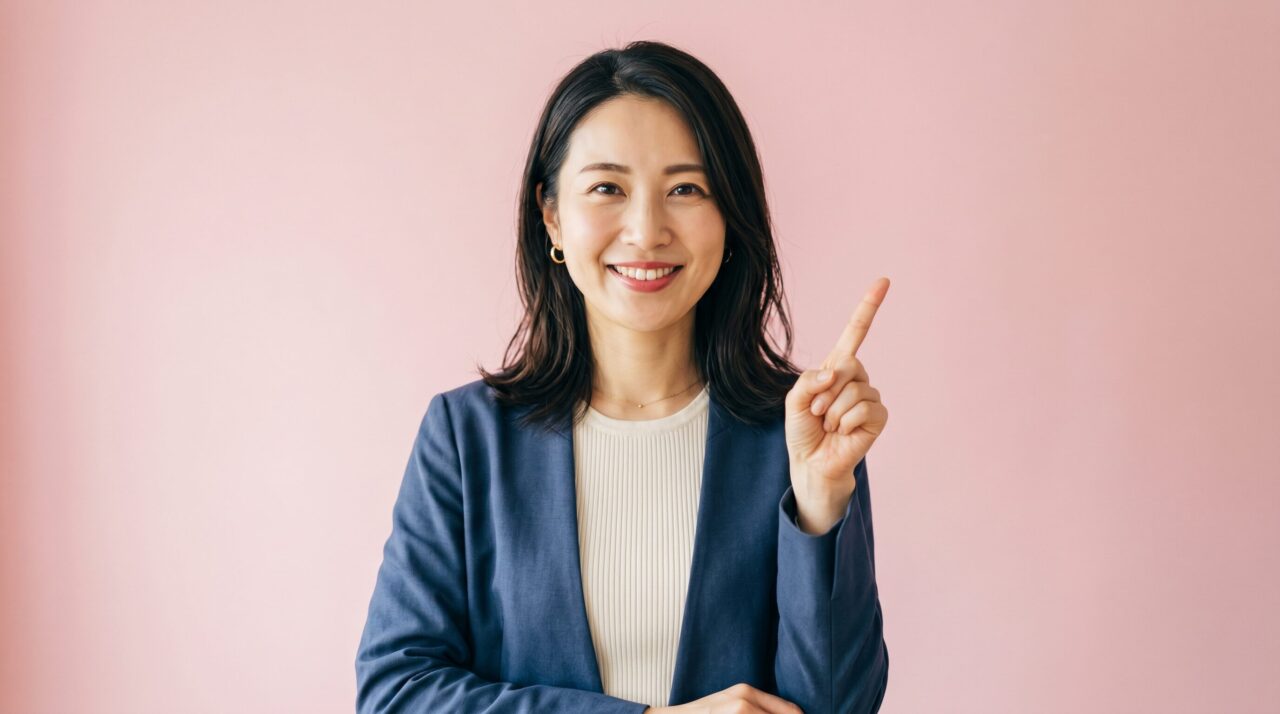 ピンクの背景で笑顔で上を指差してポイントを解説するビジネスウーマン